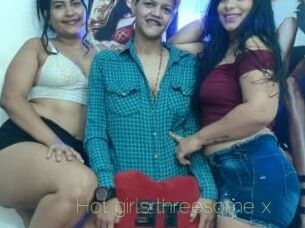 Hot_girls_threesome_x